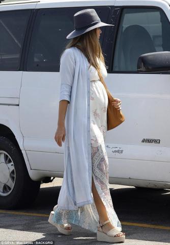 Το bohemian look εγκυμοσύνης της Jessica Alba