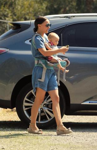 Η μαμά Νatalie Portman μας αρέσει πολύ γιατί έχει αυτό το κάτι