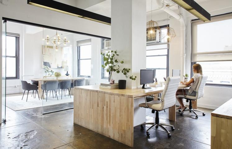 Η Karlie Kloss έχει το γραφείο που όλες θέλουμε  Η Karlie Kloss έχει το γραφείο που όλες θέλουμε