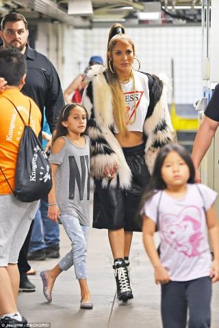 Τι κάνει η Jennifer Lopez με την κόρη της στο μετρό;