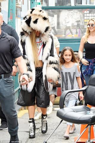 Τι κάνει η Jennifer Lopez με την κόρη της στο μετρό;