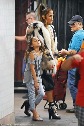 Τι κάνει η Jennifer Lopez με την κόρη της στο μετρό;