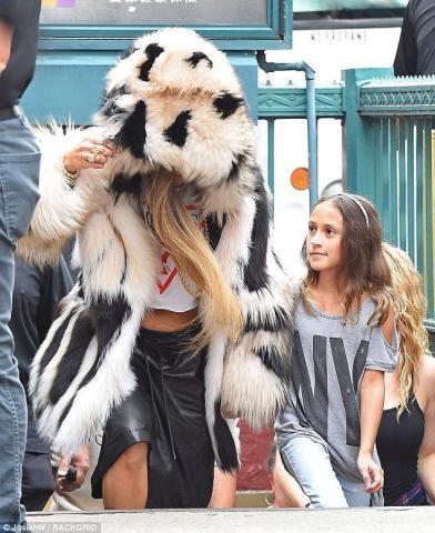 Τι κάνει η Jennifer Lopez με την κόρη της στο μετρό;