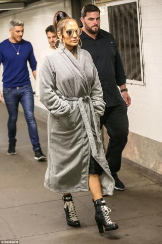 Τι κάνει η Jennifer Lopez με την κόρη της στο μετρό;