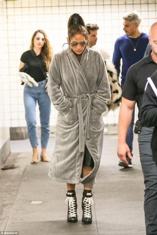 Τι κάνει η Jennifer Lopez με την κόρη της στο μετρό;