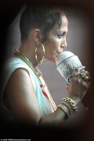 Τι κάνει η Jennifer Lopez με την κόρη της στο μετρό;