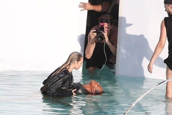 Η Candice Swanepoel είναι μια από εμάς – Που θηλάζει τον γιο της; 