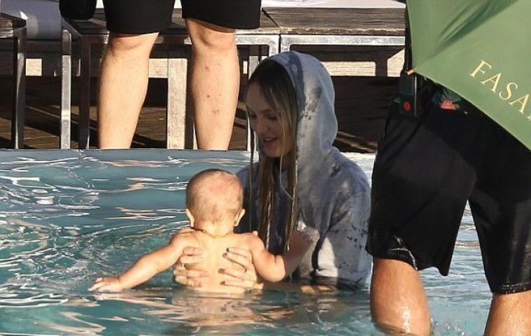 Η Candice Swanepoel είναι μια από εμάς – Που θηλάζει τον γιο της; 