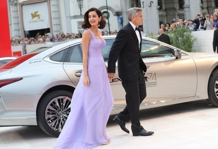 Και η Amal Clooney συνεχίζει να παίρνει στιλιστικούς πόντους...