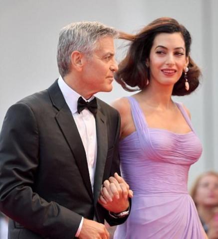 Και η Amal Clooney συνεχίζει να παίρνει στιλιστικούς πόντους...