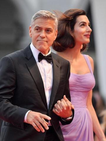 Και η Amal Clooney συνεχίζει να παίρνει στιλιστικούς πόντους...