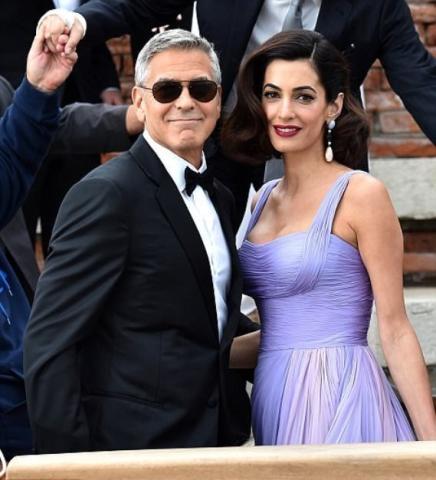 Και η Amal Clooney συνεχίζει να παίρνει στιλιστικούς πόντους...