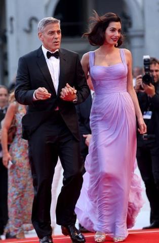 Και η Amal Clooney συνεχίζει να παίρνει στιλιστικούς πόντους...