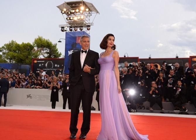 Και η Amal Clooney συνεχίζει να παίρνει στιλιστικούς πόντους...