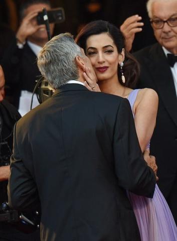 Και η Amal Clooney συνεχίζει να παίρνει στιλιστικούς πόντους...
