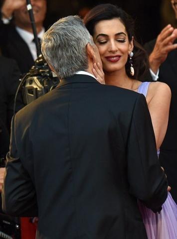 Και η Amal Clooney συνεχίζει να παίρνει στιλιστικούς πόντους...