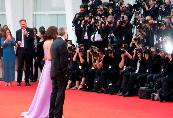 Και η Amal Clooney συνεχίζει να παίρνει στιλιστικούς πόντους...