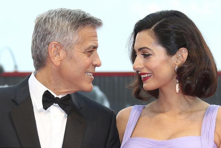 Και η Amal Clooney συνεχίζει να παίρνει στιλιστικούς πόντους...
