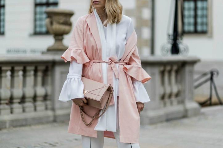 Το αγαπημένο πανωφόρι των It girls είναι ότι πιο cool έχεις δει Το αγαπημένο πανωφόρι των It girls είναι ότι πιο cool έχεις δει