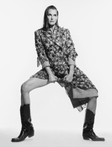 Η Brooke Shields είναι 52 και θα το έχει μέχρι τα 100