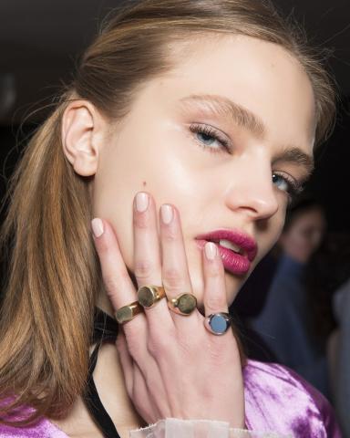 #manimonday: 7 χρώματα που πρέπει να δοκιμάσεις ειδικά τώρα