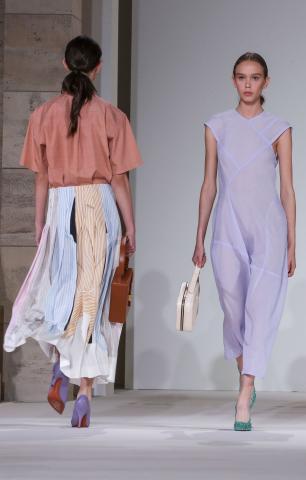 Victoria Beckham: Η Spring /Summer 2018 συλλογή της Victoria Beckham: Η Spring /Summer 2018 συλλογή της