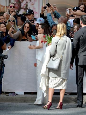 Τι έπαθε η Angelina Jolie και εμφανίστηκε στα ολόλευκα; 