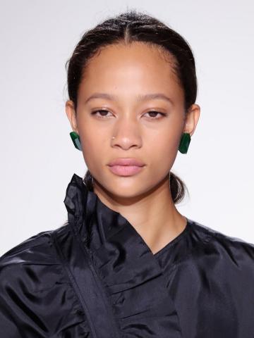 Minimal κομψότητα στο beauty look του fashion show της Victoria Beckham στην Νέα Υόρκη Minimal κομψότητα στο beauty look του fashion show της Victoria Beckham στην Νέα Υόρκη