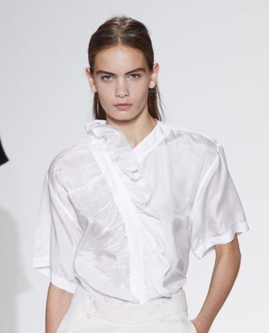 Minimal κομψότητα στο beauty look του fashion show της Victoria Beckham στην Νέα Υόρκη Minimal κομψότητα στο beauty look του fashion show της Victoria Beckham στην Νέα Υόρκη