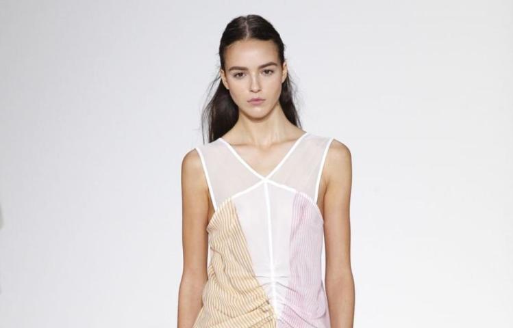 Minimal κομψότητα στο beauty look του fashion show της Victoria Beckham στην Νέα Υόρκη Minimal κομψότητα στο beauty look του fashion show της Victoria Beckham στην Νέα Υόρκη