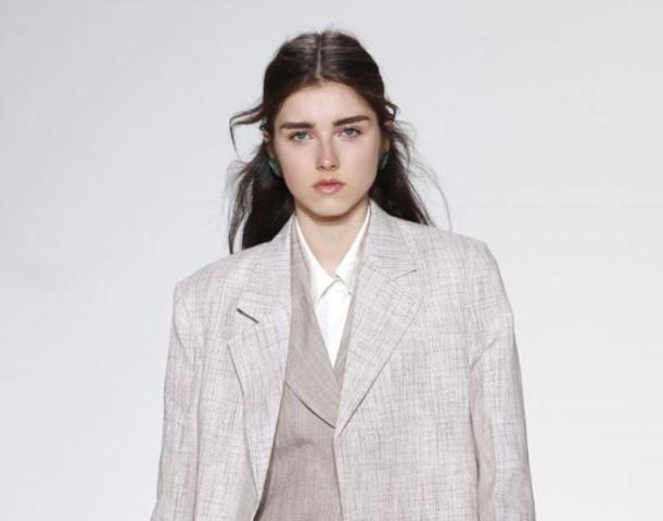 Minimal κομψότητα στο beauty look του fashion show της Victoria Beckham στην Νέα Υόρκη Minimal κομψότητα στο beauty look του fashion show της Victoria Beckham στην Νέα Υόρκη