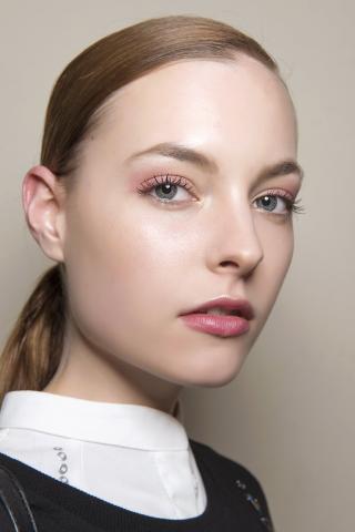 Monochromatic makeup: Μία τάση που αξίζει την προσοχή σου