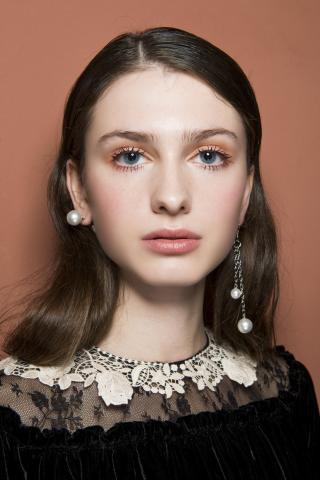 Monochromatic makeup: Μία τάση που αξίζει την προσοχή σου