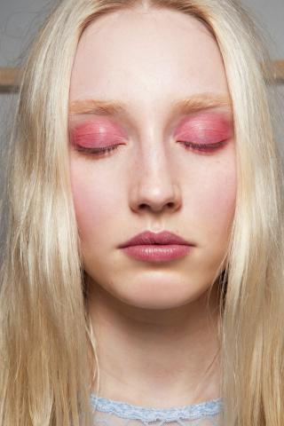 Monochromatic makeup: Μία τάση που αξίζει την προσοχή σου