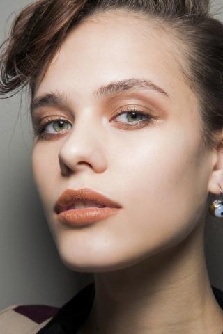 Monochromatic makeup: Μία τάση που αξίζει την προσοχή σου