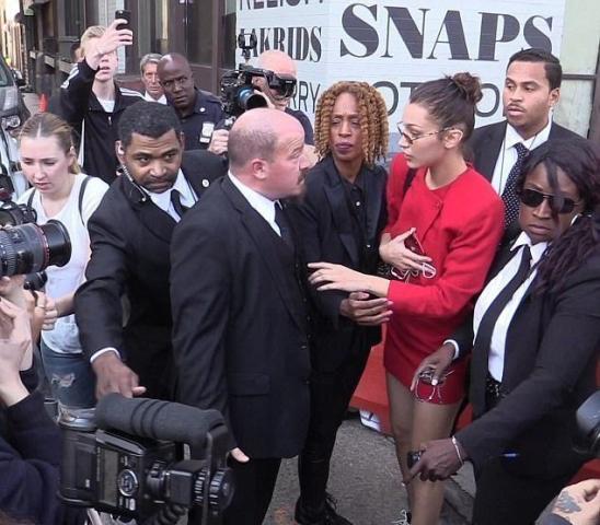 Η Bella Hadid έγινε έξαλλη με έναν σωματοφύλακά της