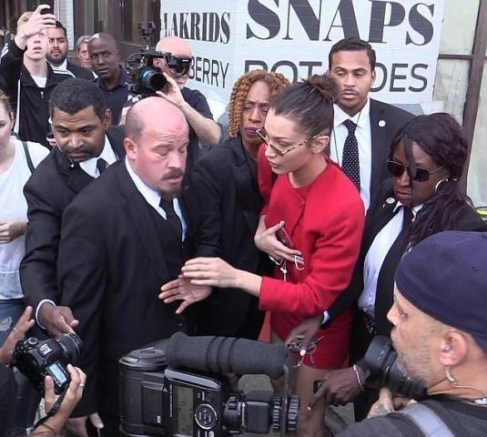 Η Bella Hadid έγινε έξαλλη με έναν σωματοφύλακά της