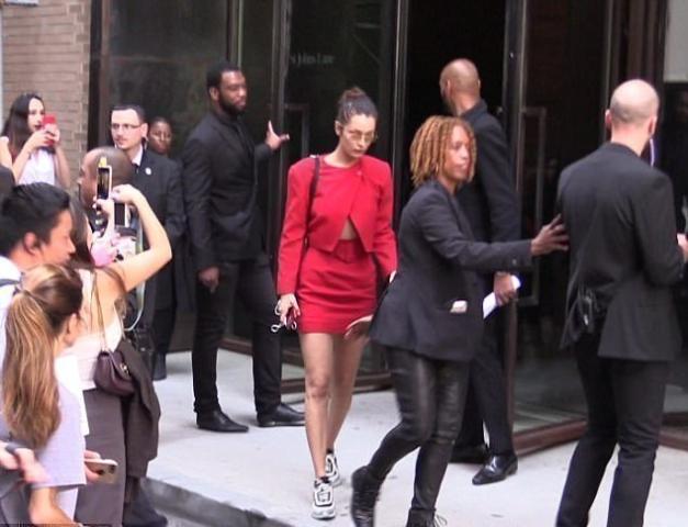 Η Bella Hadid έγινε έξαλλη με έναν σωματοφύλακά της