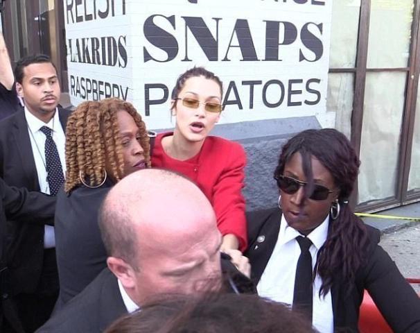 Η Bella Hadid έγινε έξαλλη με έναν σωματοφύλακά της