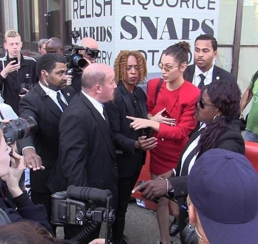 Η Bella Hadid έγινε έξαλλη με έναν σωματοφύλακά της