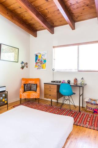 Γραφείο μέσα στο υπνοδωμάτιο; Κι όμως γίνεται!  Γραφείο μέσα στο υπνοδωμάτιο; Κι όμως γίνεται!