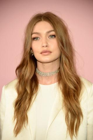 Η Gigi Hadid μόλις φόρεσε το πιο απίθανο χρώμα στο eyeliner Η Gigi Hadid μόλις φόρεσε το πιο απίθανο χρώμα στο eyeliner