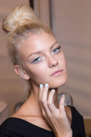 Η Gigi Hadid μόλις φόρεσε το πιο απίθανο χρώμα στο eyeliner Η Gigi Hadid μόλις φόρεσε το πιο απίθανο χρώμα στο eyeliner