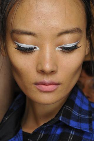 Η Gigi Hadid μόλις φόρεσε το πιο απίθανο χρώμα στο eyeliner Η Gigi Hadid μόλις φόρεσε το πιο απίθανο χρώμα στο eyeliner