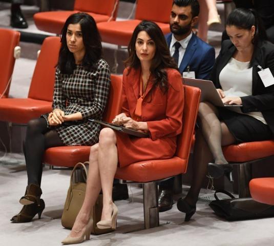 Η Amal Clooney επέστρεψε στη δουλειά και φόρεσε αυτό