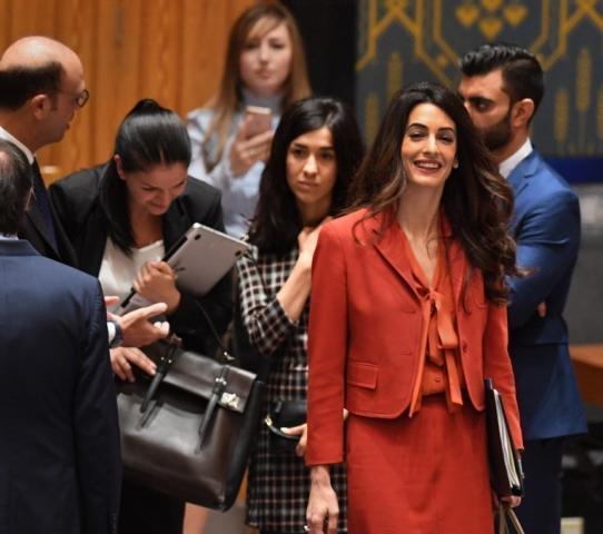 Η Amal Clooney επέστρεψε στη δουλειά και φόρεσε αυτό