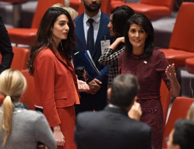Η Amal Clooney επέστρεψε στη δουλειά και φόρεσε αυτό