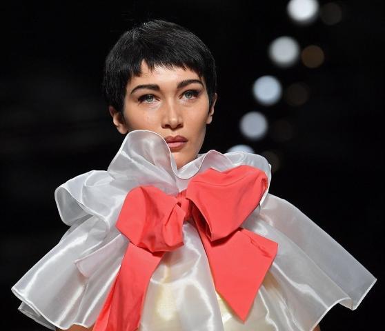 Moschino SS18 MFW show:Οι αδερφές Hadid άνθισαν κυριολεκτικά 