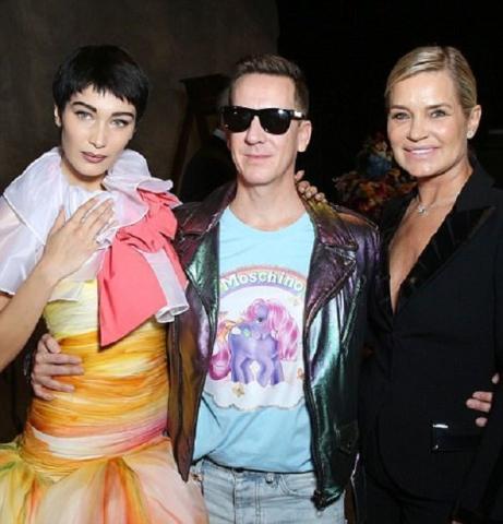 Moschino SS18 MFW show:Οι αδερφές Hadid άνθισαν κυριολεκτικά 