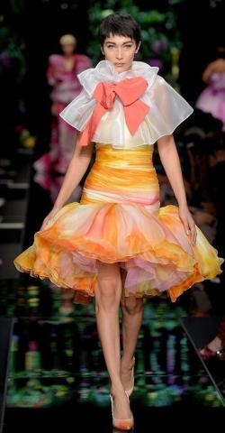 Moschino SS18 MFW show:Οι αδερφές Hadid άνθισαν κυριολεκτικά 